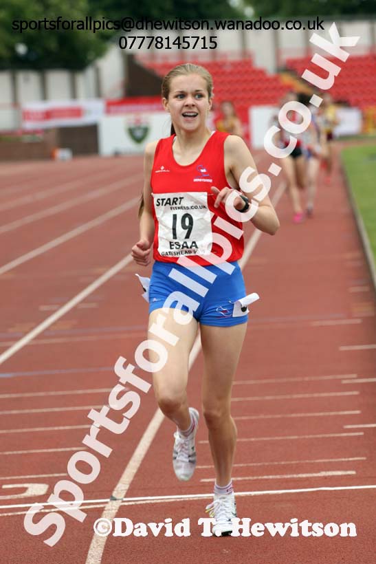 Junior girls 800 metres, 2015 English Schools Track and Field Champs., Gateshead Stadium. Photo: David T. Hewitson/Sports for All Pics